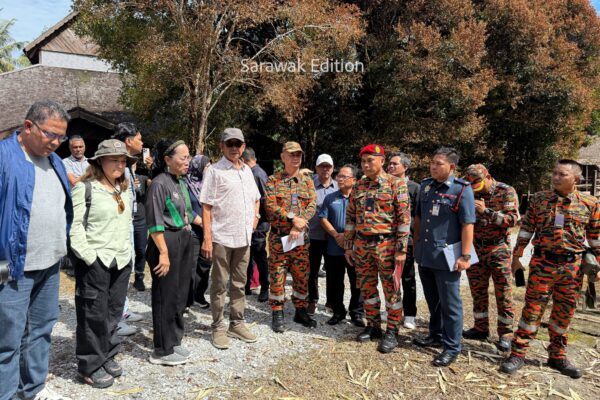 Rumah panjang Bidayuh di Kampung Budaya Sarawak dibina semula
