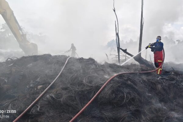 Kebakaran kilang tayar lusuh hampir padam selepas lima hari operasi
